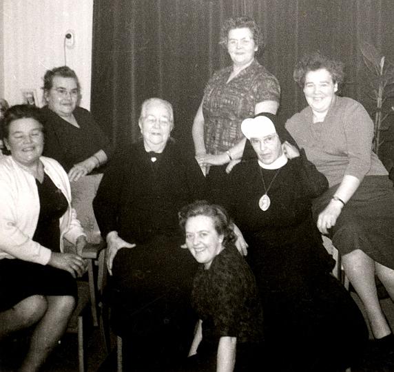 Jana feest 1963 - Oma en haar dochters.jpg